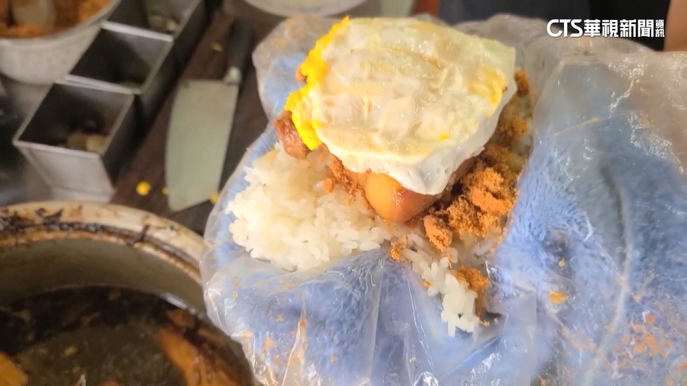 宜蘭在地飯糰飄鹹香！　醬油.辣油成美味靈魂