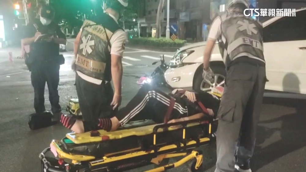 左轉車未禮讓直行機車　騎士遭撞.手腳擦傷