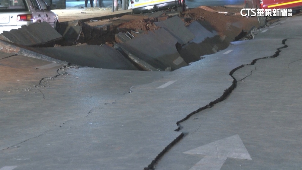 南非約翰尼斯堡瓦斯氣爆　路裂車翻　9人輕重傷