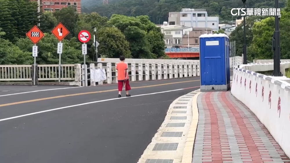 3流動廁所占據人行道　民眾怨難看又危險