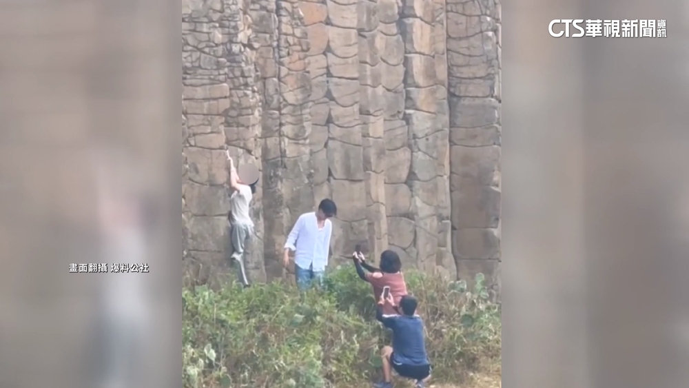 出遊亂象！　遊客亂爬玄武岩　樂園玩水「掀人泳圈」
