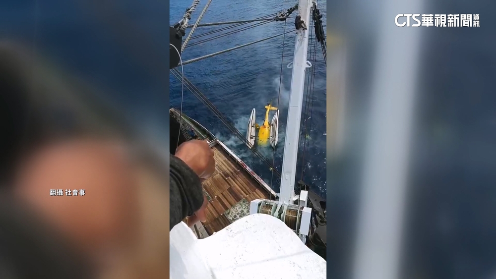 「搜魚直升機」失控墜海　遠洋漁船目擊驚險瞬間