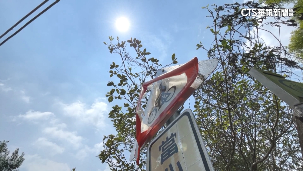 路牌也受「熱傷害」！一碰就脆化　告示牌掉漆脫皮