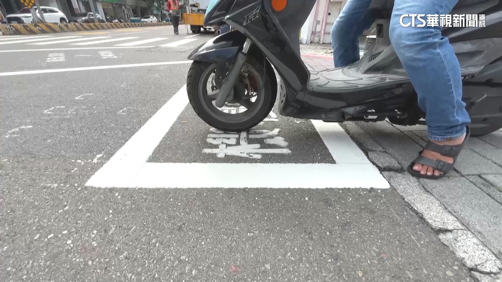 台南市超迷你待轉區　機車僅停一輛就「爆框」