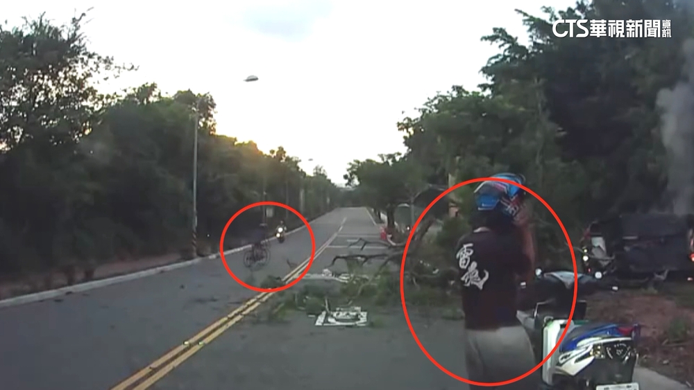 過彎失控撞樹「火燒跑車」　民眾合力拖出駕駛