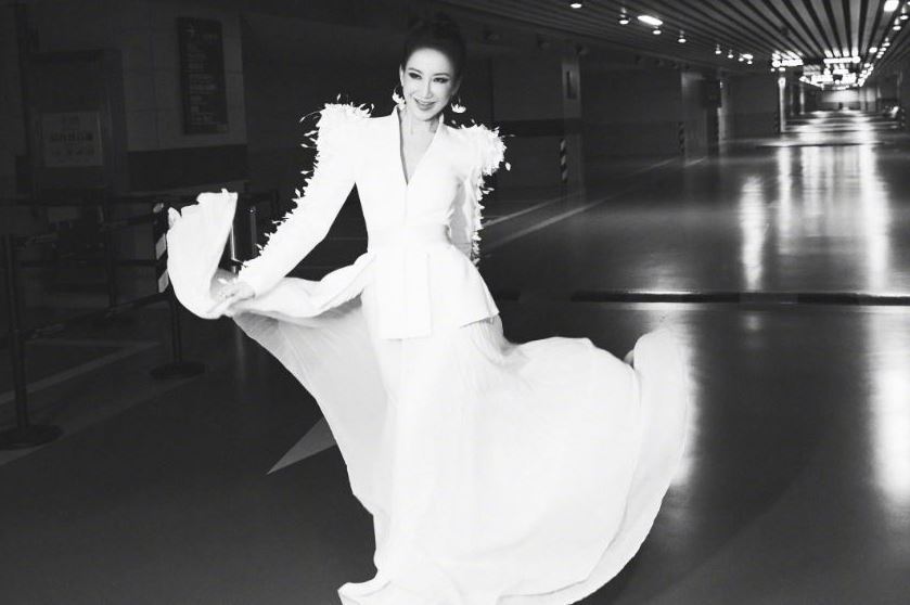 李玟黑白玫瑰訃聞登報！繼女、富商Bruce名字消失　二姐動怒：別再炒作　