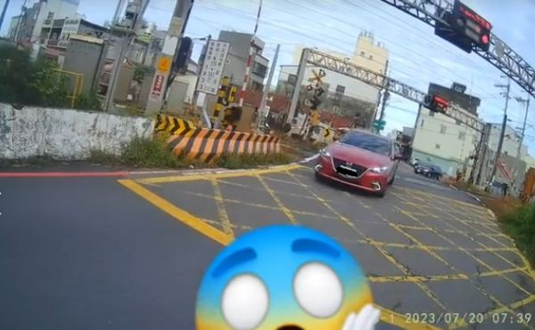 三寶駕駛硬闖平交道　誇張行徑引網眾怒