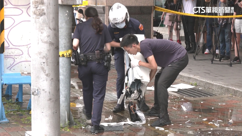 天降冷氣生死瞬間！白衣女子機警跳開　網熱議