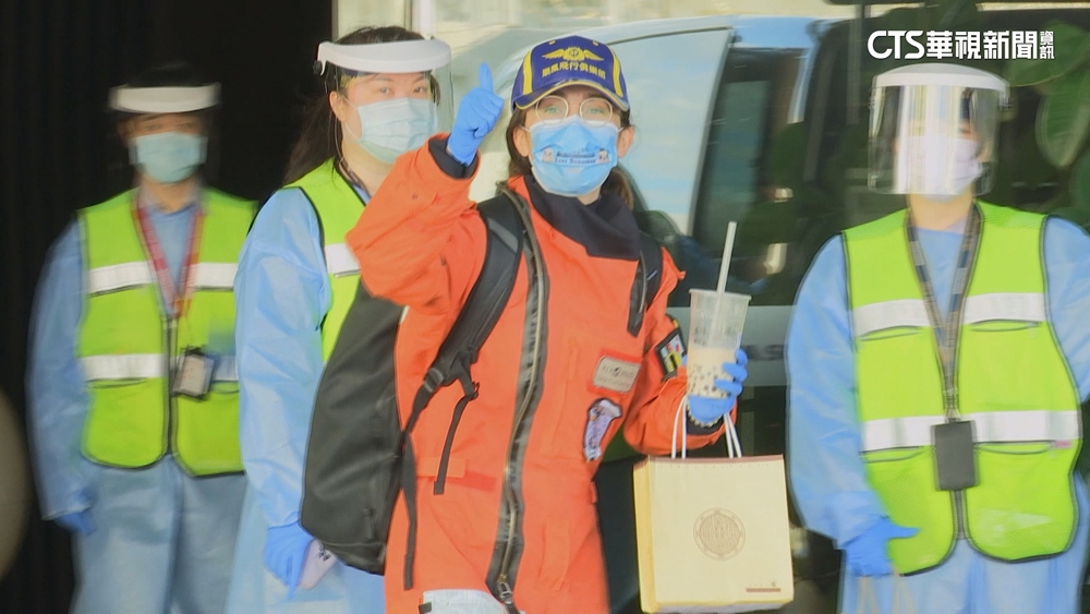 姊弟分別駕機環繞地球　獲頒英國「西格雷夫獎」