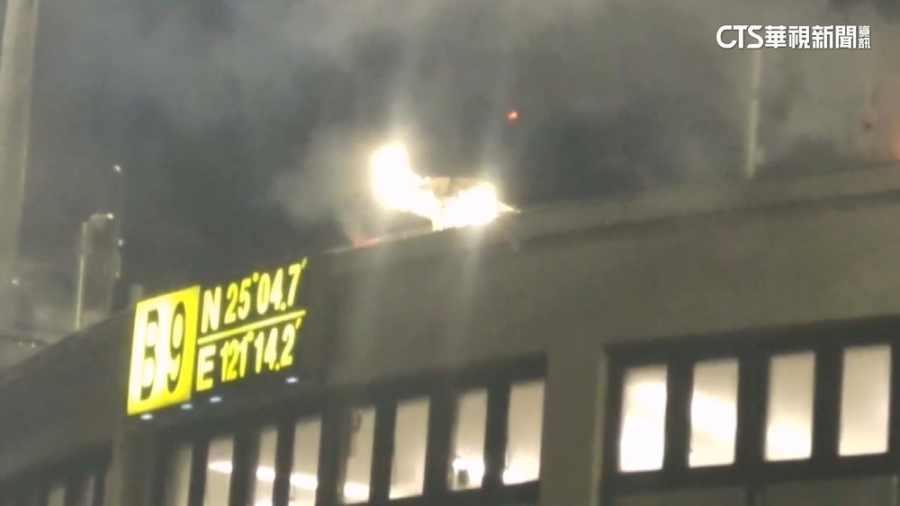 桃機一航廈屋頂起火！　疑電線短路釀禍