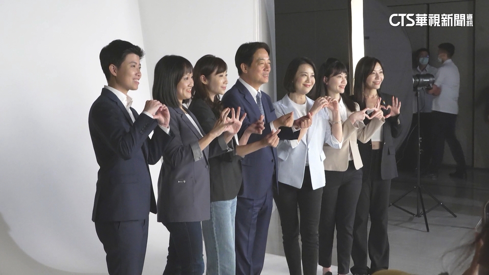 賴清德合體小雞拍定裝照　貓咪.棒球系列吸睛