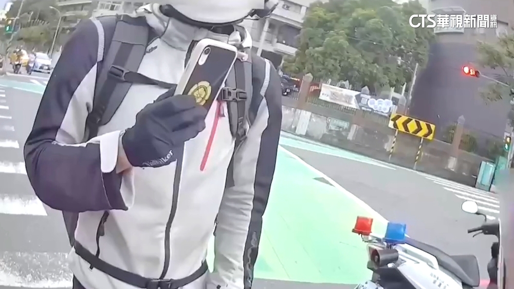 機車疑「翹牌」遭開罰　騎士不服拒簽紅單