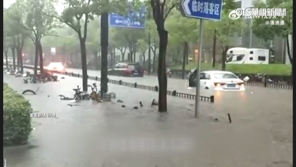 上海昨突暴雨高架橋成河　網友：開車如開船
