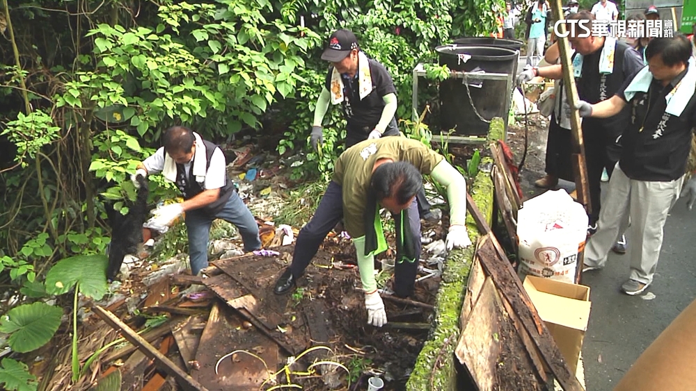 嘉義縣防登革熱！　縣長捲袖與村民清近10噸垃圾