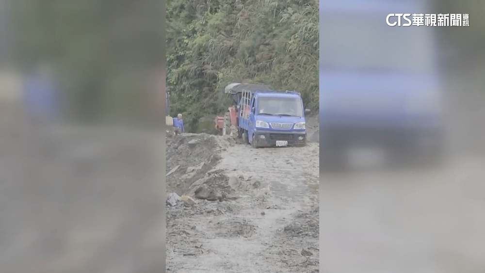 豪雨後成爛泥路　小貨車被困南投力行產業道路