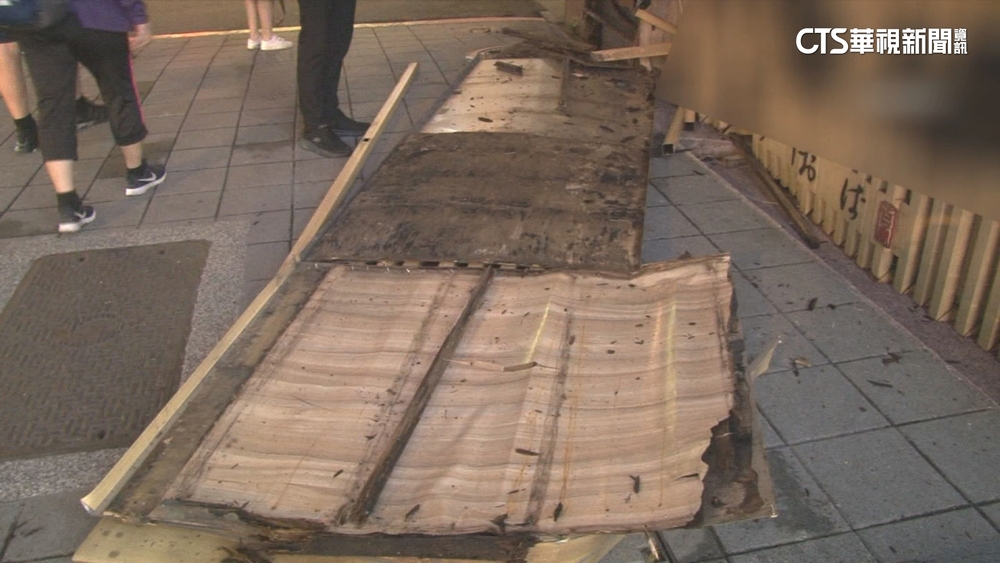 走騎樓「整片天花板」突砸落　重壓倒地埋陰影