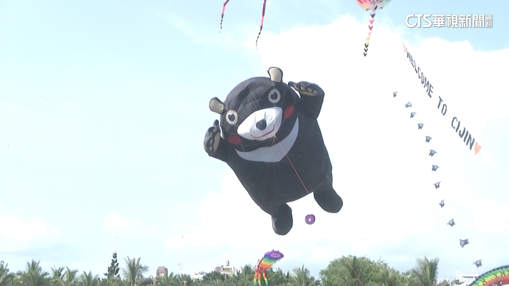 12米「高雄熊」飛上天！　旗津風箏節登場萌度爆表