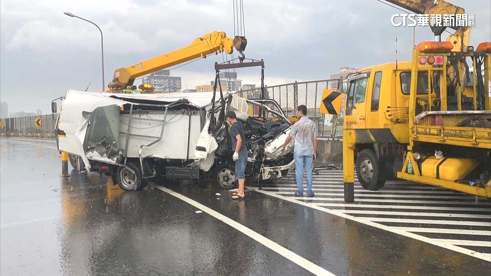 台65線大卡車撞飛護欄翻車　幸未翻落橋下