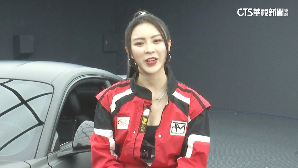甜美女星Elkie新歌曝光！　化身帥氣賽車手