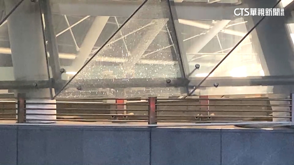 玻璃碎成窗花！　高捷美麗島站疑遭射擊鋼珠彈