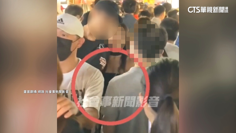 小心！男逛夜市朝3女猛撞　網控：他故意襲胸