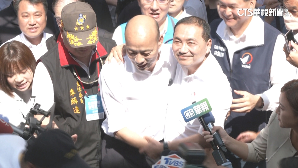 展團結牽牢牢！　韓三度鬆手　都遭侯「霸氣拉回」