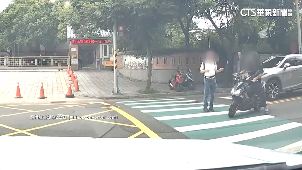 行人地獄！男子過馬路2度驚嚇　險遭逆向騎士撞