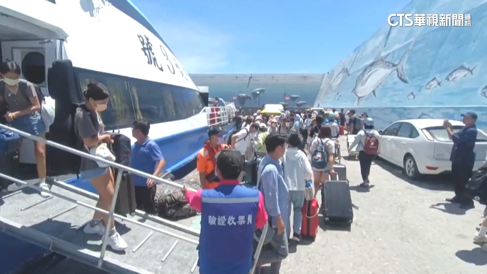 綠島.蘭嶼船班週二起停3天　近1500客急趕船返台