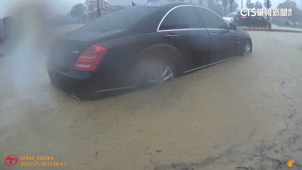 轎車涉水拋錨一家五口遭困　消防驚險救援