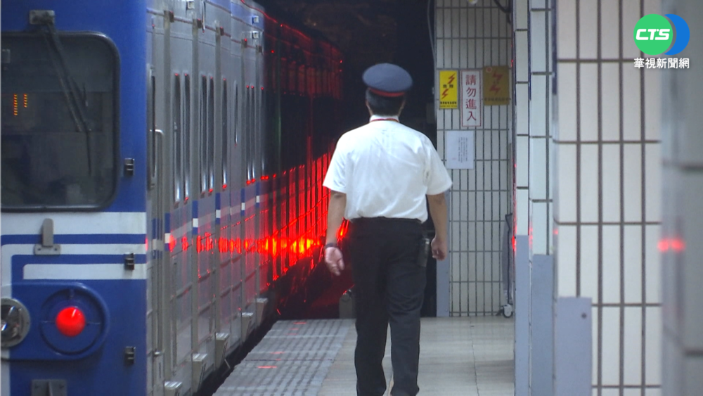 2男上火車直接入廁！長時間占用「不出來」…其他旅客怒了