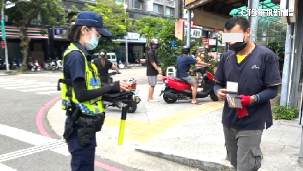 騎樓停滿車沒路可走　行人被取締「不靠邊走」