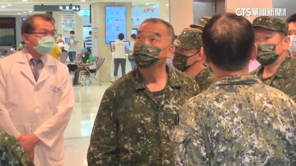 彈藥意外引爆！　上士手臂被炸斷　邱國正急探視