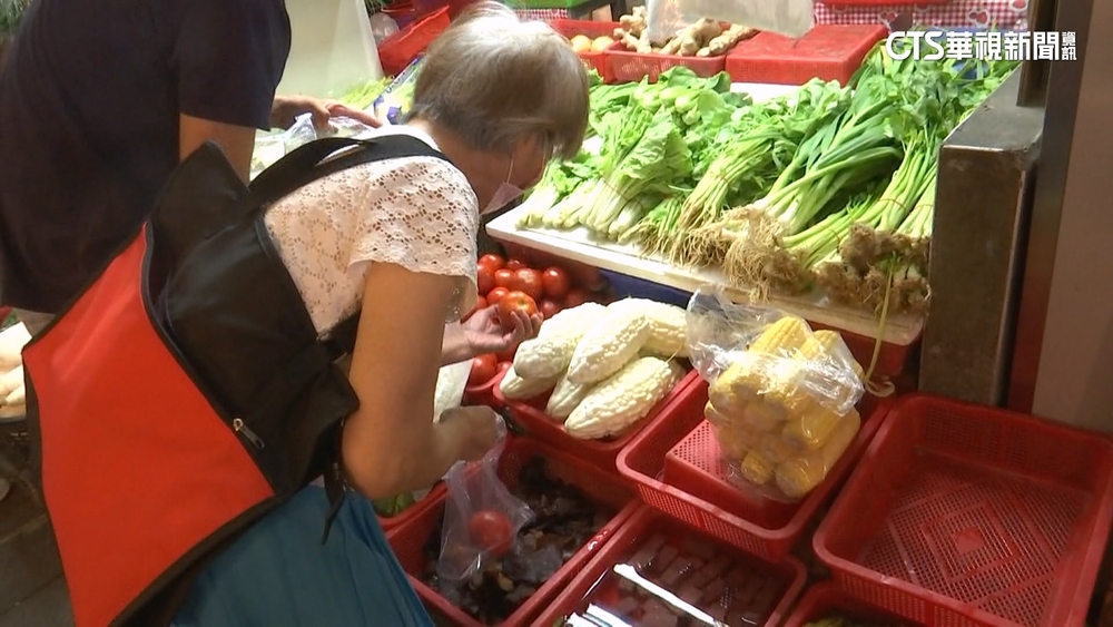 受颱風預期心理影響　台東中央市場湧採購人潮