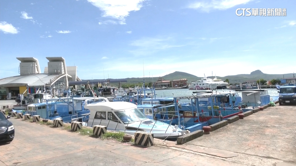 颱在家門口！恆春恐6米長浪　墾丁客照玩水