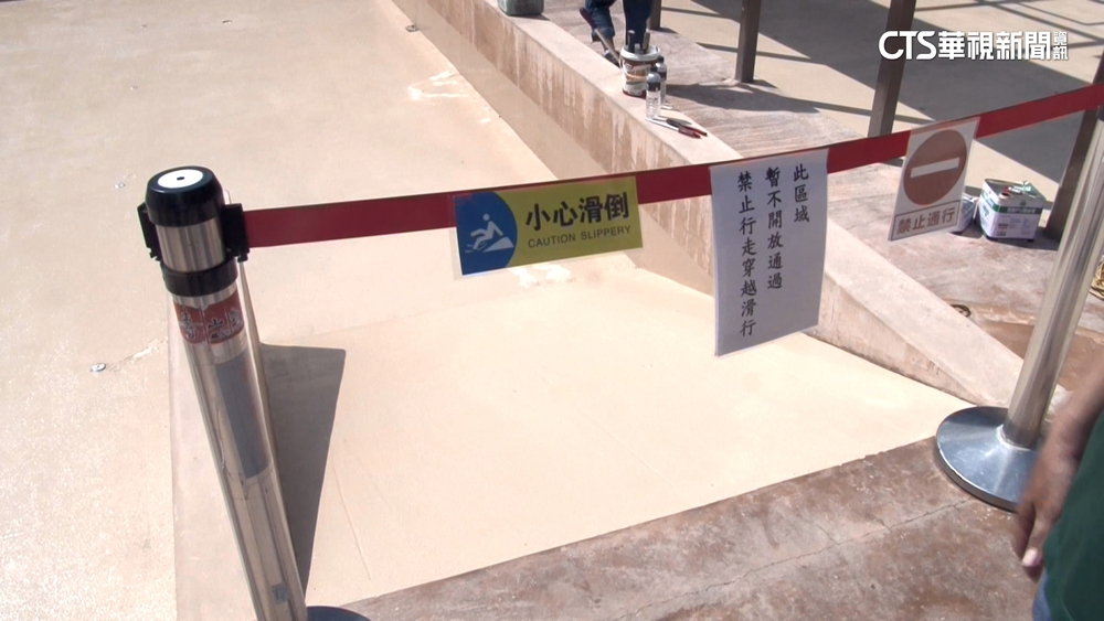 親水區頻傳孩童失足！　壽山動物園：增防滑軟墊