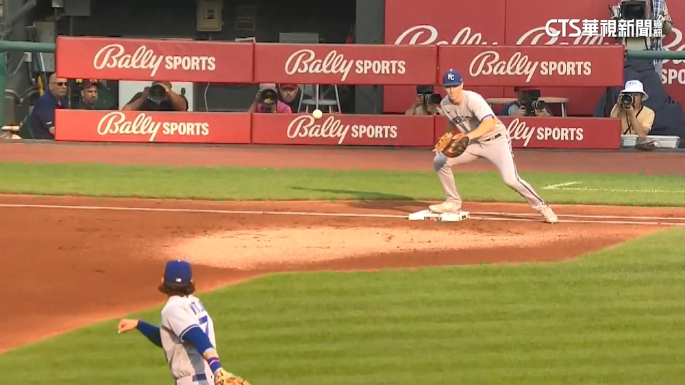 小白球穿破一壘手手套！　超罕見失誤全場傻眼