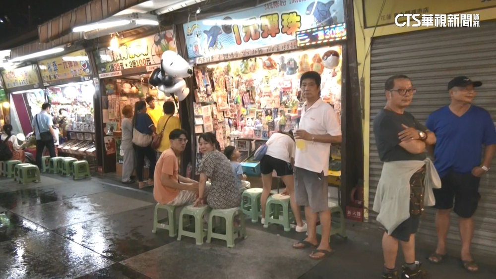 杜蘇芮逼近！遊客花蓮逛夜市全身溼　台東鐵花村提早關