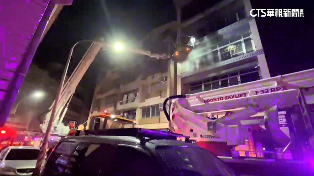 透天厝火警3人困陽台　警消急升雲梯助脫困