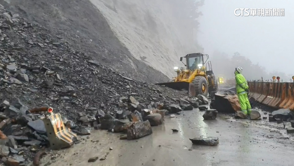 中橫台8線117.4K坍方　雙向受阻.搶修中