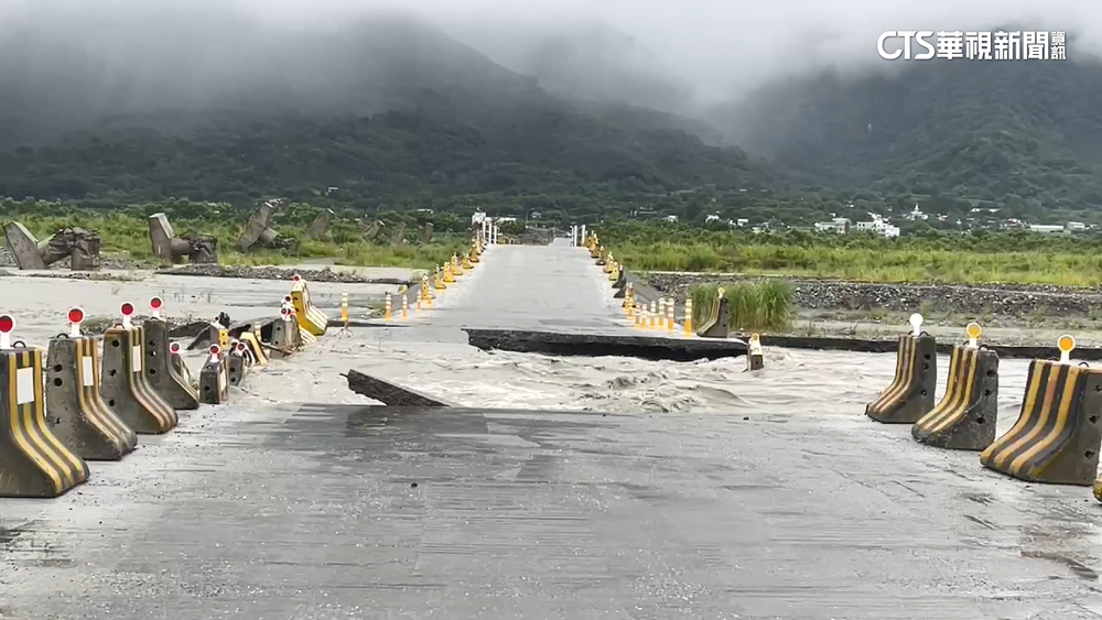 雨彈襲！東里車站漏水　站外涵洞積水半個輪胎高
