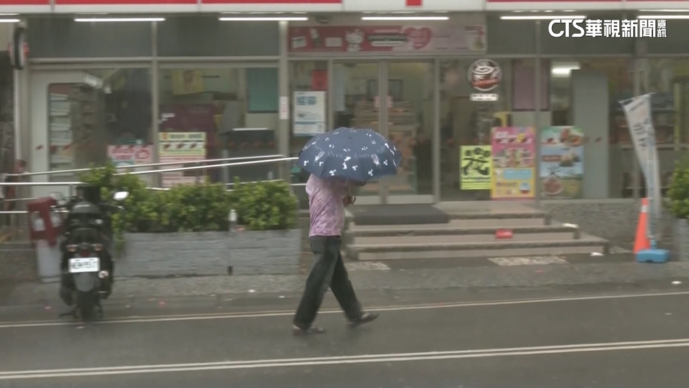 墾丁「風雨搖滾區」　龍磐公園強風遊客躲車