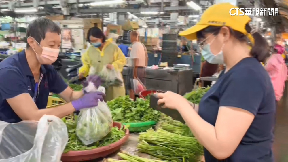 杜蘇芮來襲搶買菜囤　攤商：菜價平均漲了2成