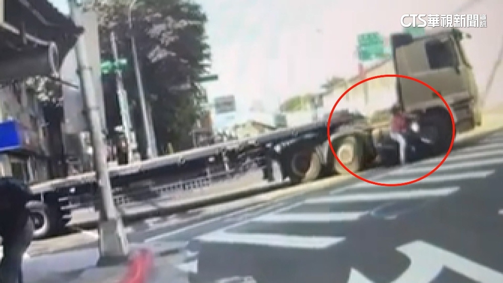 聯結車右轉撞倒女騎士　員警急擋車.輪下救人