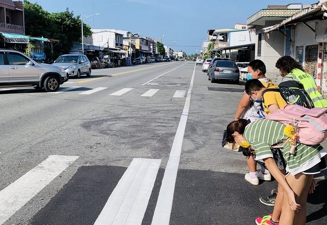 台東學童向停讓車鞠躬引熱議　校長稱「學習日本」 Cheap：日本根本沒教