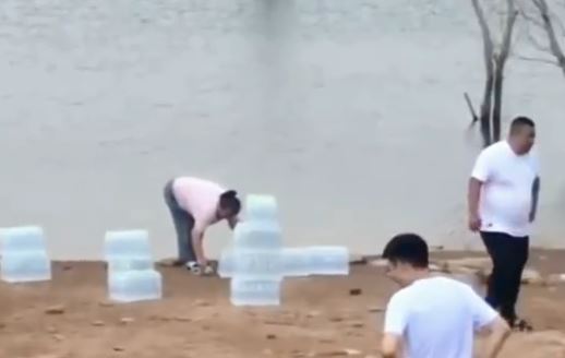 功德加1？中國山東水庫驚現放生「礦泉水」引全網熱議