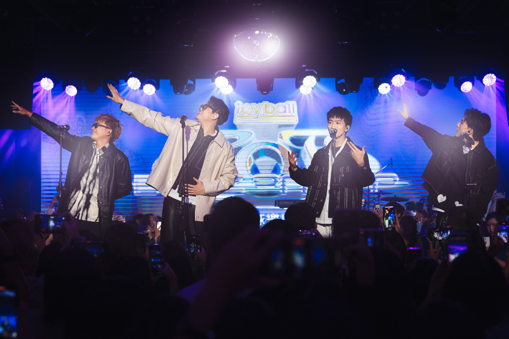 冰球樂團34天跑6城市嗨唱　遇班機延誤靠「弄夥伴」排解寂寞