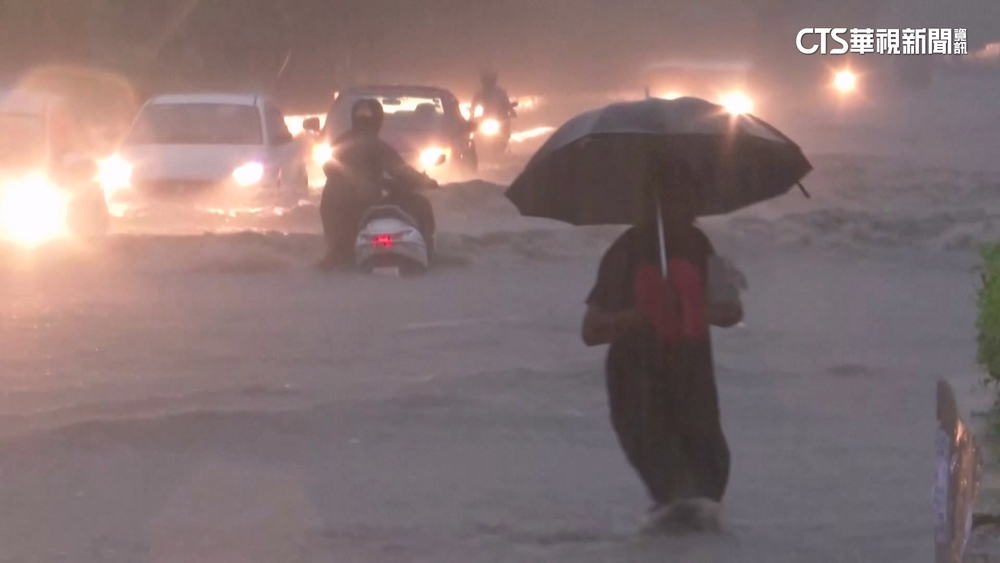 印度數週暴雨不斷　河流氾濫逾300輛車泡爛