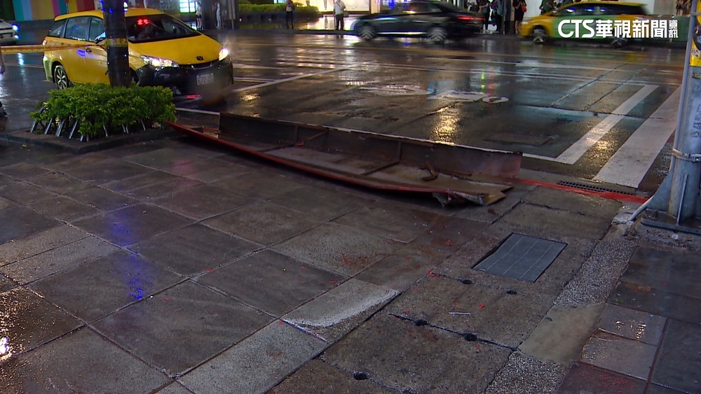 杜蘇芮帶來風雨！　台北信義區電影院鐵皮掉落