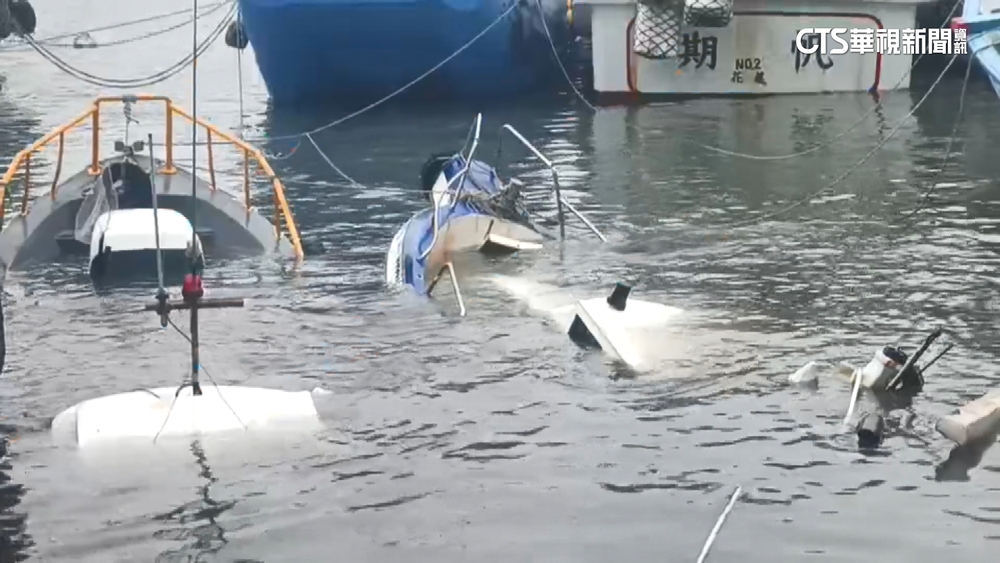 風強雨驟掀大浪　台東富岡漁港2漁船沉沒