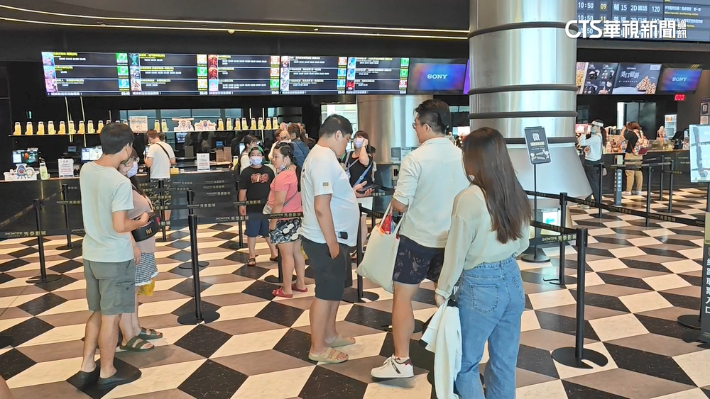 撿到颱風假？　高市風雨小　民眾出門吃早餐看電影